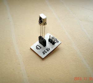 małe PCB z kondensatorami i pullup do testów sensora VS1838